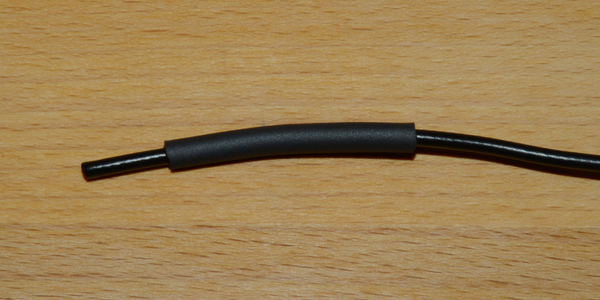 Abbildung 4: Schrumpfschlauch S2451 nach dem Erwärmen: Schrumpfrate 3:1 Innendurchmesser vor Schrumpfung: 6,0 mm. Innendurchmesser nach maximaler Schrumpfung: 2,0 mm. Wandstärke nach maximaler Schrumpfung: 1,20 mm.