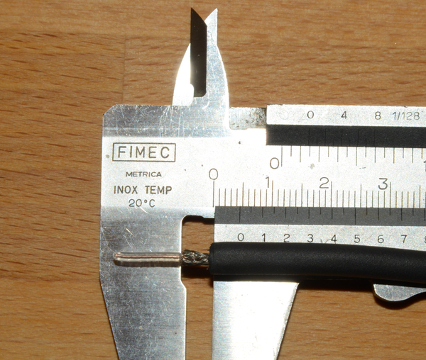 Abbildung 8: Die Außenisolierung wird am Ende des Schrumpfschlauches entfernt. Die Länge des Geﬂechts soll ca. 4.5 mm betragen.