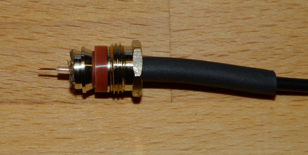 Abbildung 11: Die Befestigungselement werden auf das Kabel geschoben und das Abschirmgeﬂecht wird sorgfältig umgelegt.