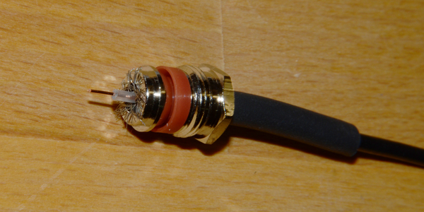 Abbildung 12: Es muss sichergestellt sein, dass zwischen Innenleiter und Abschirmgeﬂecht keine Verbindung besteht.