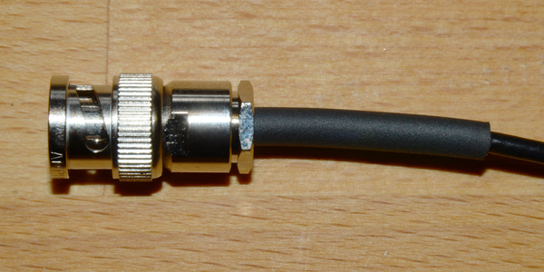 Abbildung 16: Der BNC Stecker ist jetzt fertig auf das DXW174 Mini Koaxkabel montiert.